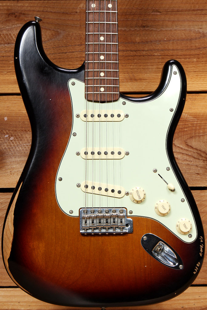 FENDER CLASSIC SERIES 60s STRATOCASTER Road Worn White Faded Strat