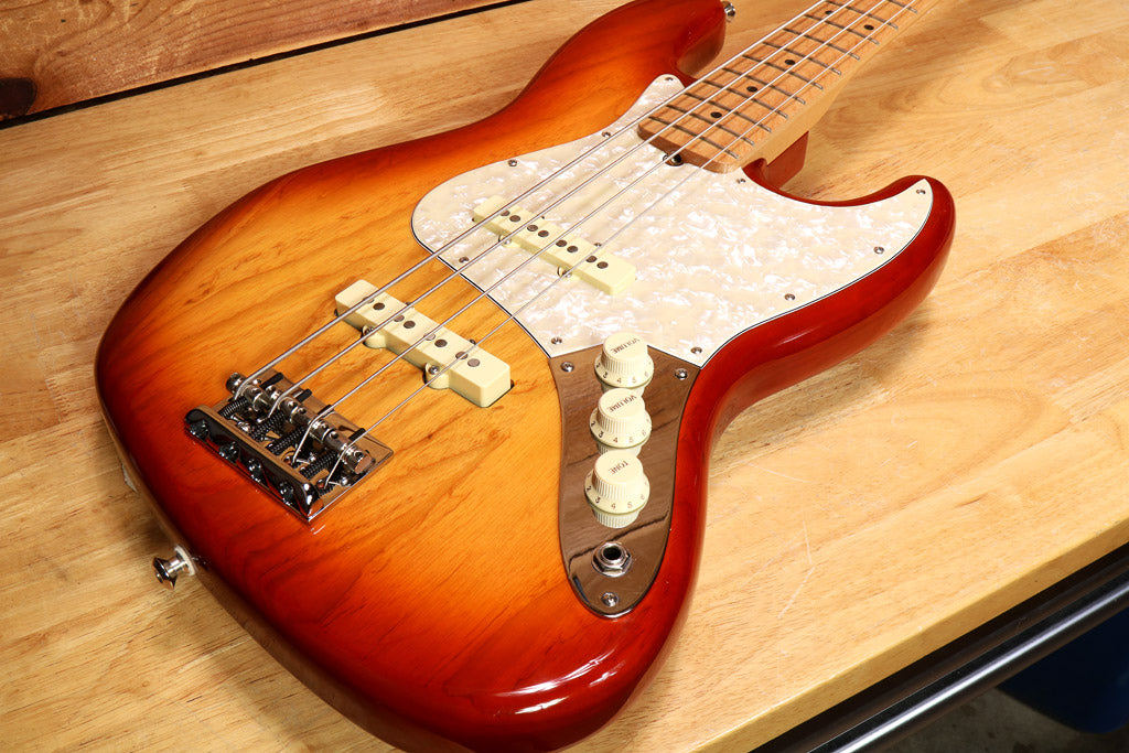 2019 Fender Limited Edition Lightweight Ash American Professional Jazz Bass + OHSC 01383