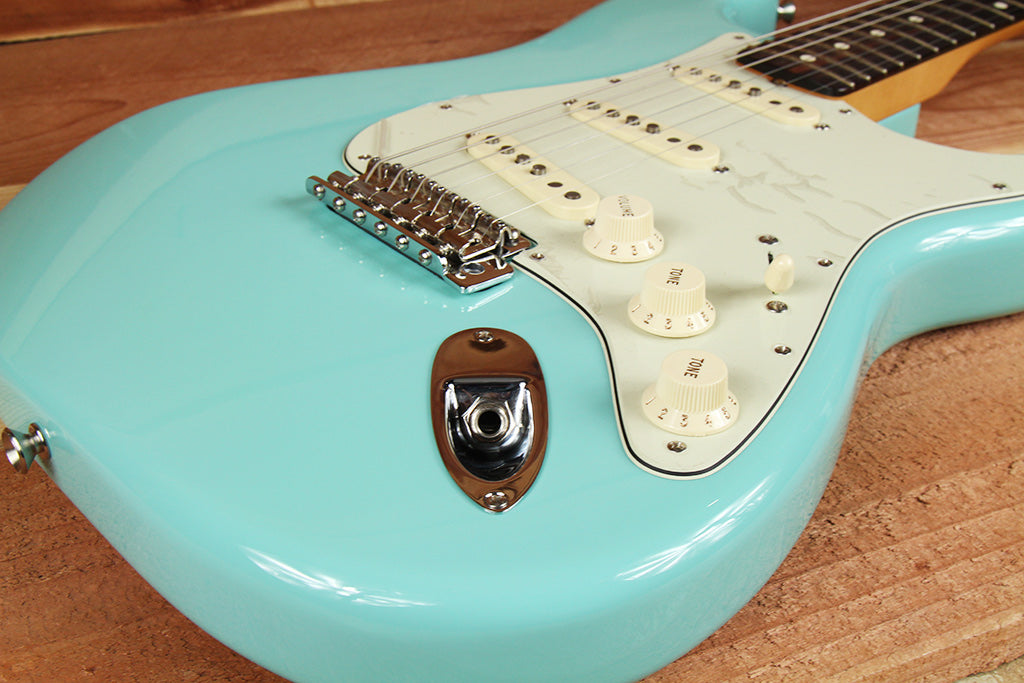 FENDER Rare Mint Cerulean Blue CLASSIC SERIES 60s STRATOCASTER FSR Strat 3526